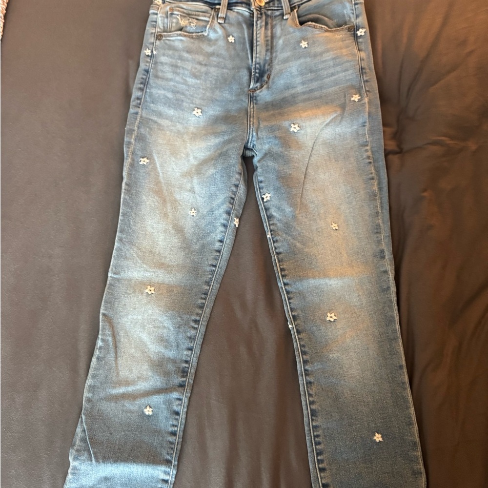 Abercrombie & Fitch Simone High Rise Ankle Jeans w/ white embroidered flowers